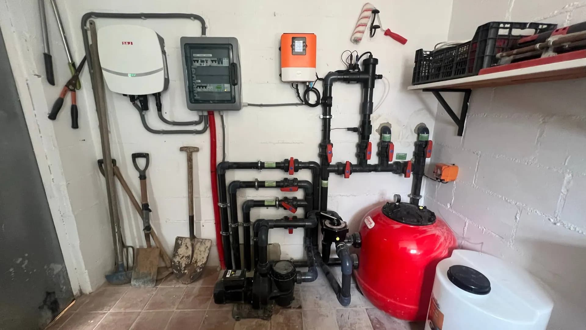 Cuadro eléctrico y centro de mando junto al equipo de bombeo y filtración