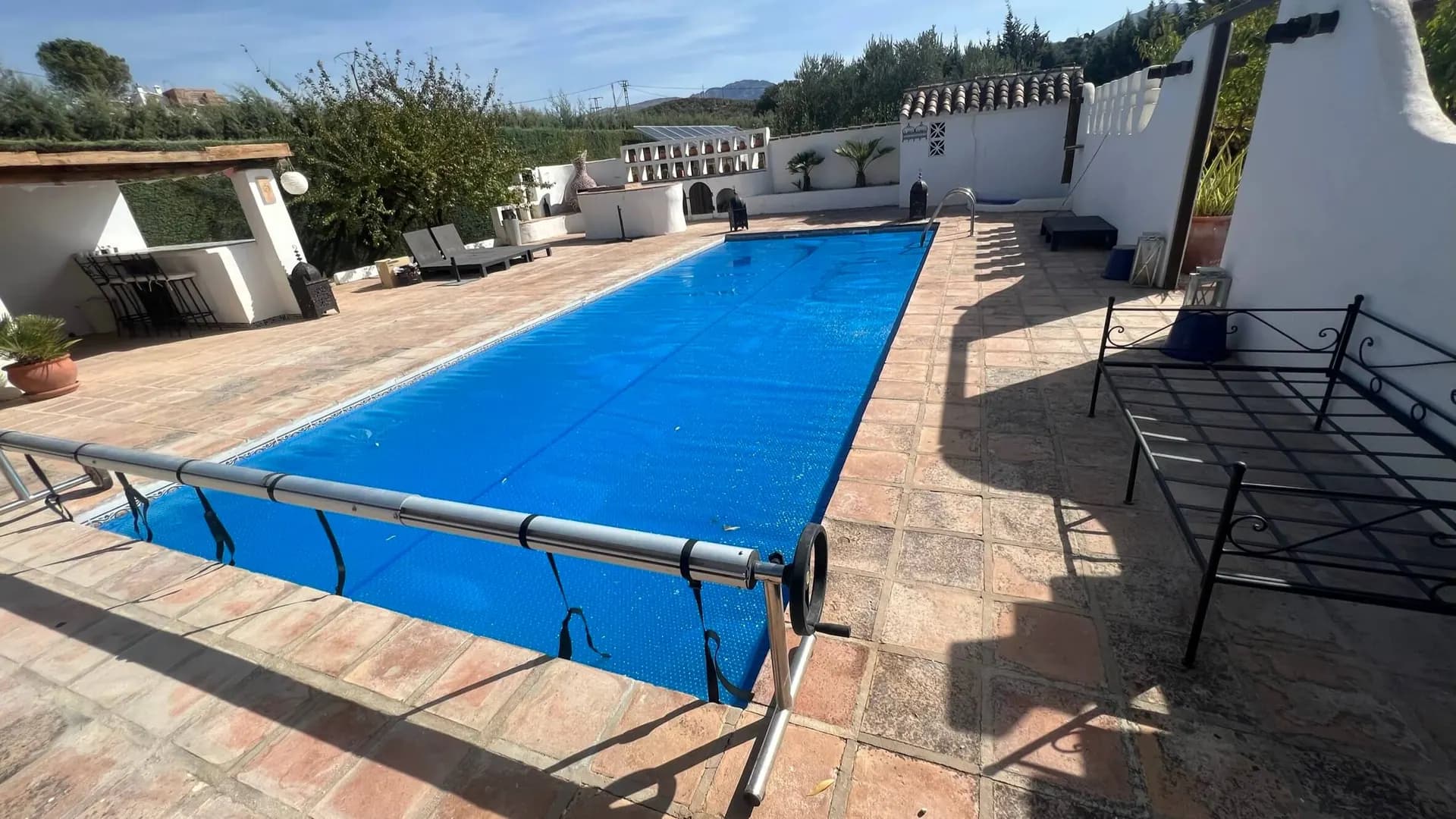 Piscina con cubierta enrollable en una vivienda unifamiliar