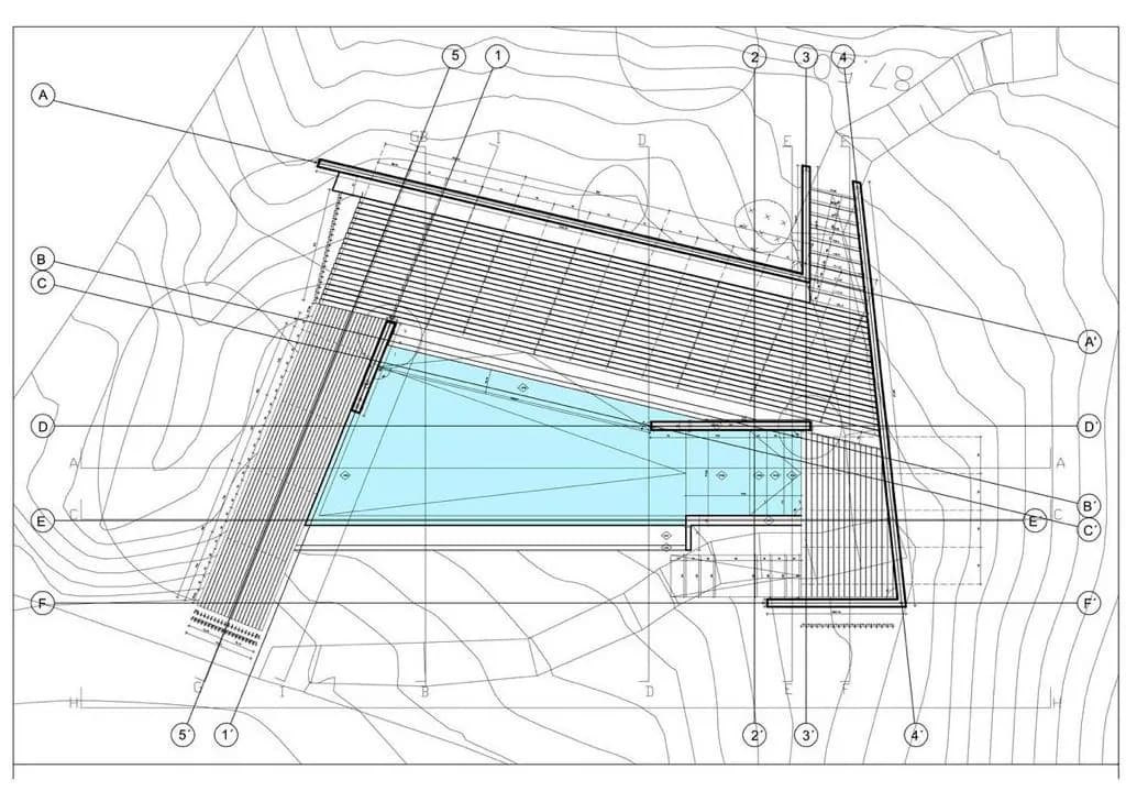 Plano técnico de un proyecto de piscina con curvas de nivel y cotas